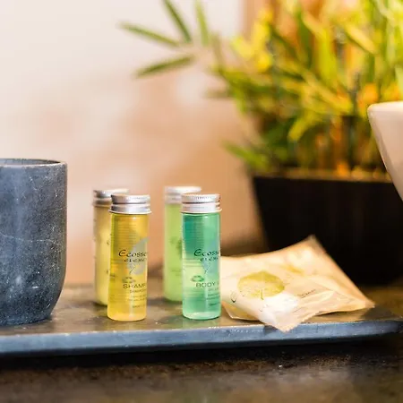 Le Paradis 24 - Year *